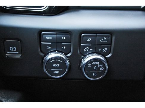 Used 2024 GMC Sierra 2500 AT4 w/ AT4 Preferred Package image 18