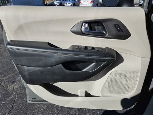 Used 2023 Chrysler Pacifica Touring-L image 29