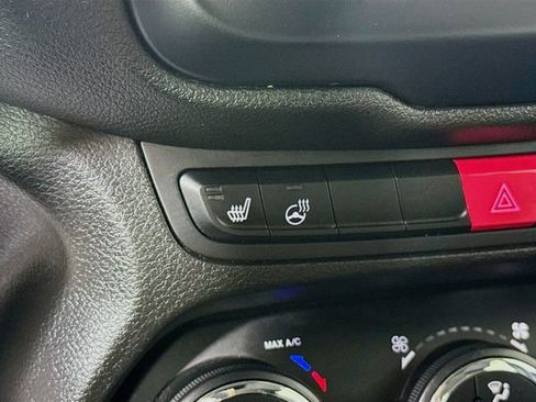 Used 2016 Jeep Renegade Latitude w/ Popular Equipment Group AWD/4WD image 22
