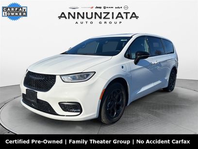 Used 2023 Chrysler Pacifica Limited w/ Uconnect Theater Family Group