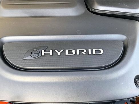 Used 2024 Chrysler Pacifica Limited FWD image 31