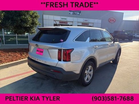 Used 2021 Kia Sorento LX image 11