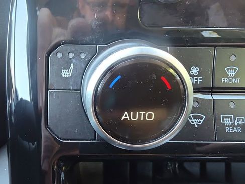 Used 2024 Toyota Highlander XLE AWD/4WD image 5