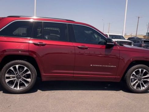 Used 2022 Jeep Grand Cherokee Overland AWD/4WD image 2