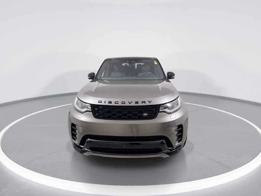 Used 2024 Land Rover Discovery Dynamic SE AWD/4WD image 3