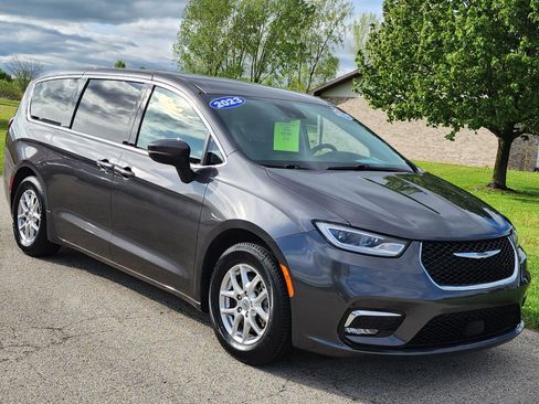 Used 2023 Chrysler Pacifica Touring-L FWD image 6