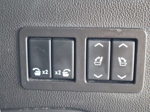 Used 2015 Chevrolet Suburban LTZ RWD image 17