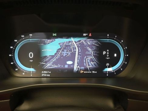 Used 2023 Volvo XC40 B5 Plus image 25