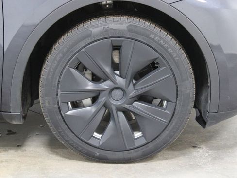 Used 2024 Tesla Model Y Long Range image 12