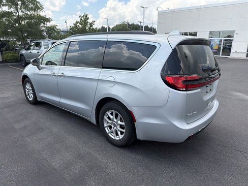 Used 2022 Chrysler Pacifica Touring-L FWD image 3