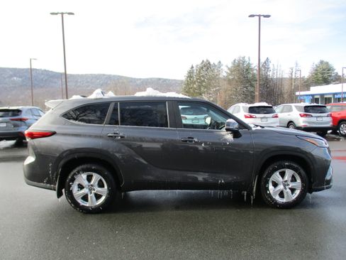 Used 2023 Toyota Highlander LE image 4