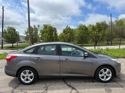 Used 2014 Ford Focus SE w/ SE Winter Package FWD image 2