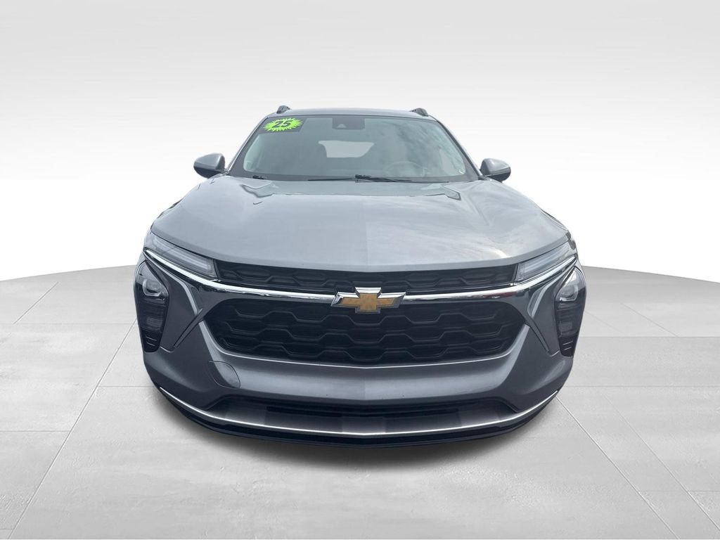 Used 2025 Chevrolet Trax LT FWD image 9