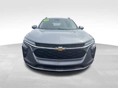 Used 2025 Chevrolet Trax LT FWD image 9