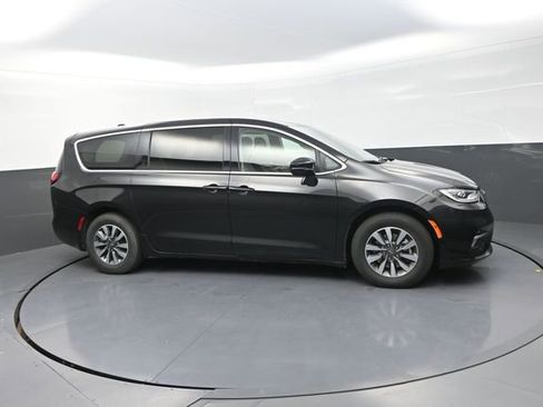 Used 2024 Chrysler Pacifica Limited FWD image 19