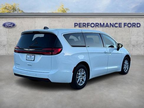 Used 2024 Chrysler Pacifica Touring-L image 5