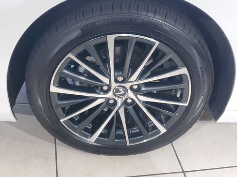 Used 2025 Lexus ES 300h w/ Premium Package image 5