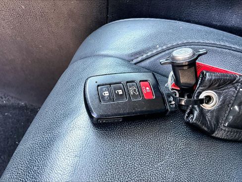 Used 2018 Toyota Highlander SE FWD image 15