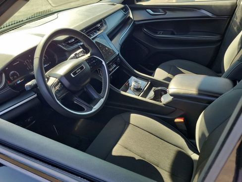 Used 2024 Jeep Grand Cherokee L Laredo image 10