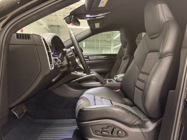Certified 2023 Porsche Cayenne GTS AWD/4WD image 5