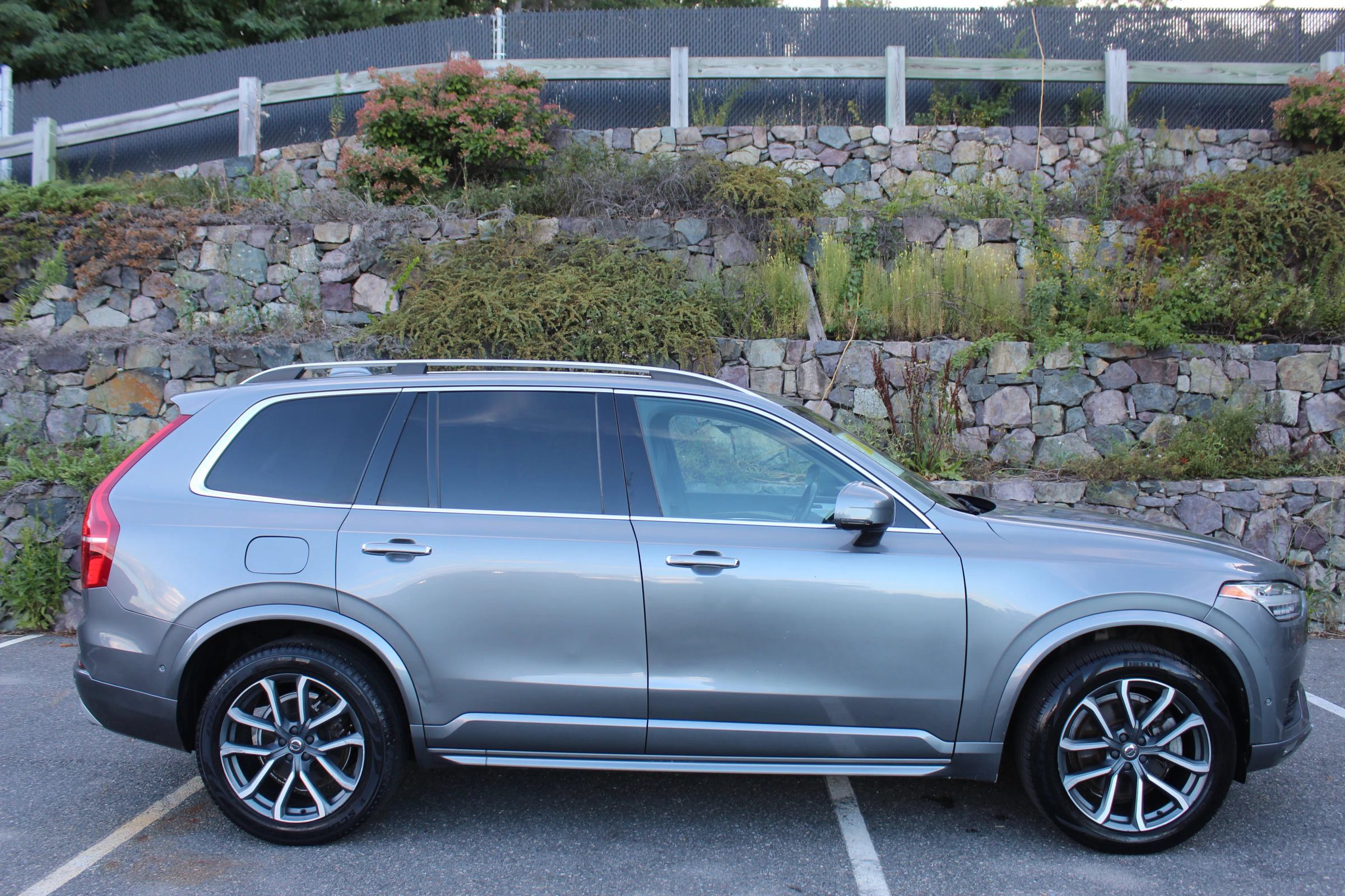 Used 2016 Volvo XC90 T6 Momentum w/ Momentum Plus Package AWD/4WD image 5
