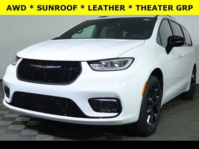 New 2026 Chrysler Pacifica Limited w/ Uconnect Theater Family Group