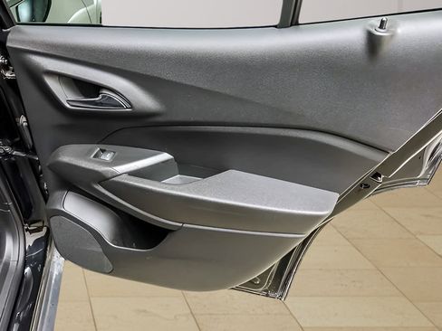 Used 2025 Chevrolet Trax LT w/ LT Convenience Package FWD image 24