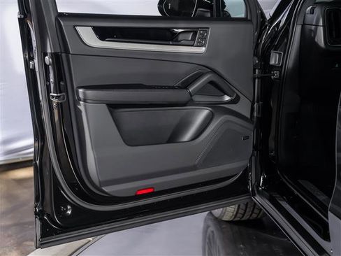Certified 2025 Porsche Cayenne image 23