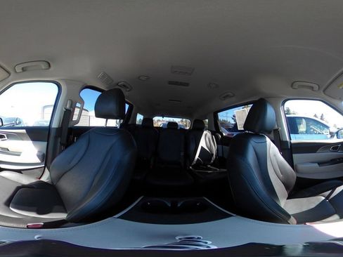 Used 2023 Kia Carnival LX FWD image 44