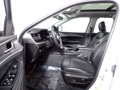 Used 2023 Jeep Grand Cherokee Limited w/ Luxury Tech Group II AWD/4WD image 25