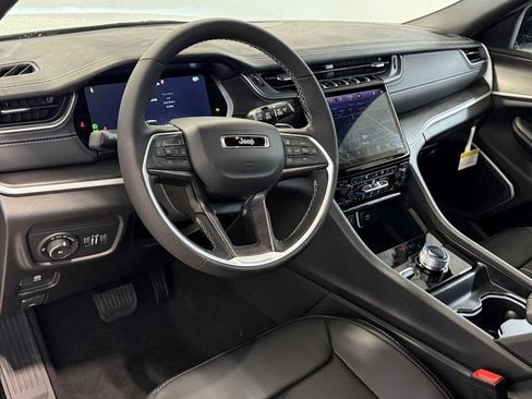 New 2025 Jeep Grand Cherokee Limited w/ Luxury Tech Group II image 18