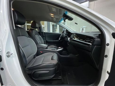 Used 2022 Kia Niro EX image 29