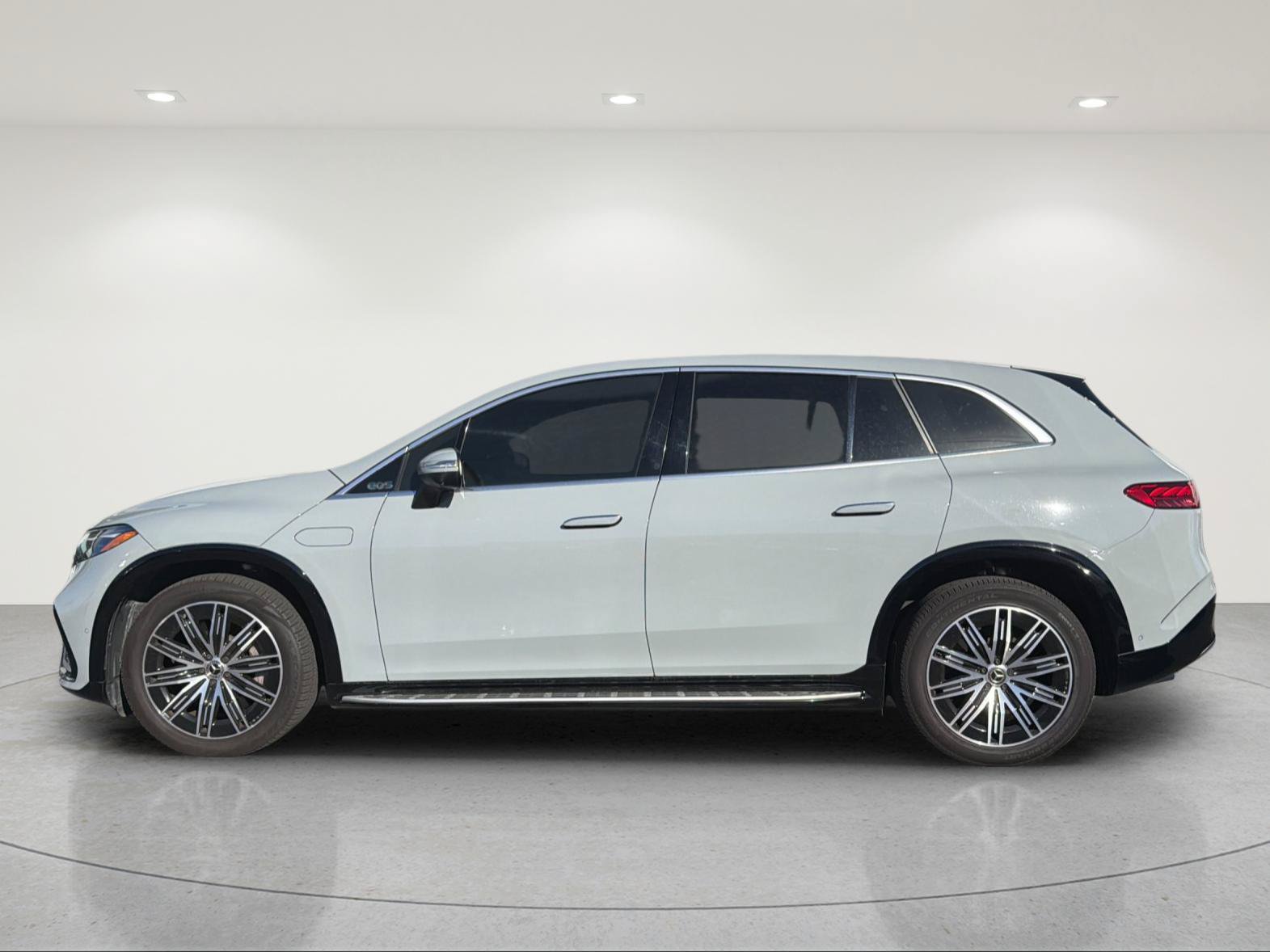 Used 2023 Mercedes-Benz EQS 580 4MATIC SUV image 2