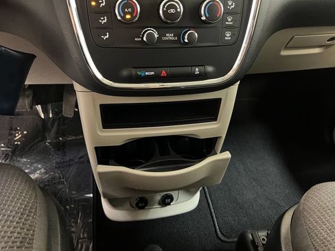Used 2018 Dodge Grand Caravan SE w/ UConnect Hands-Free Group FWD image 25