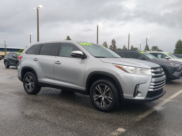 Used 2019 Toyota Highlander LE FWD image 2