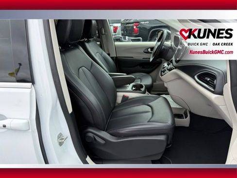 Used 2024 Chrysler Pacifica Limited FWD image 26