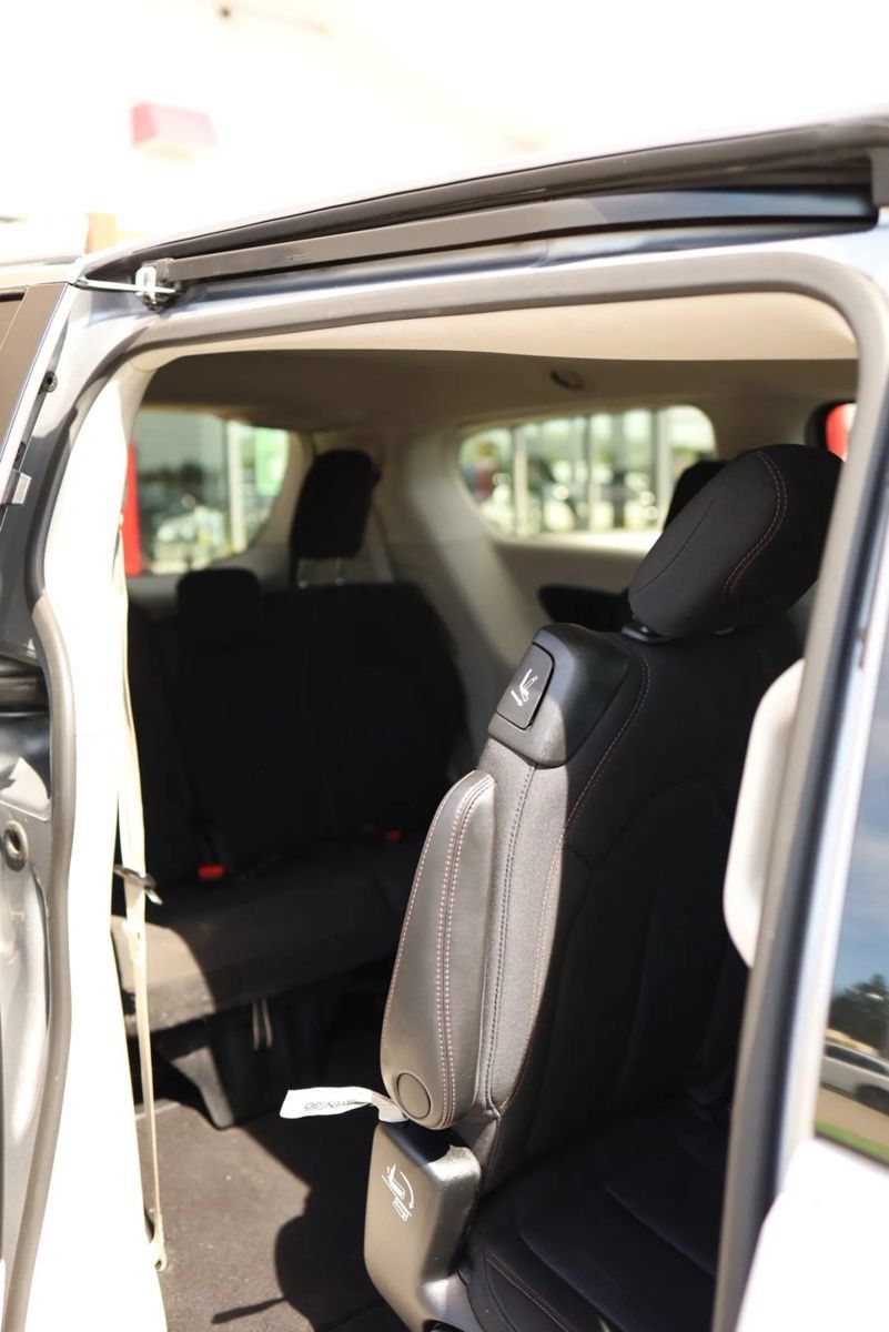 Used 2020 Chrysler Pacifica Touring w/ Advanced Safetytec Group FWD image 44