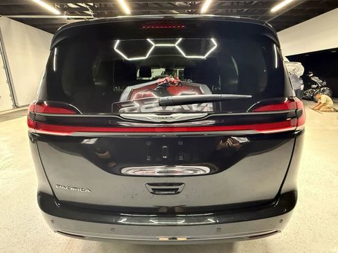 Used 2023 Chrysler Pacifica Touring-L image 14