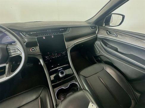 Used 2024 Jeep Grand Cherokee Limited image 11