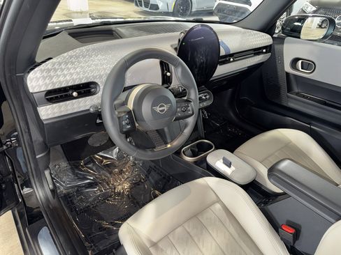 Used 2025 MINI Cooper 2-Door Hardtop FWD image 16