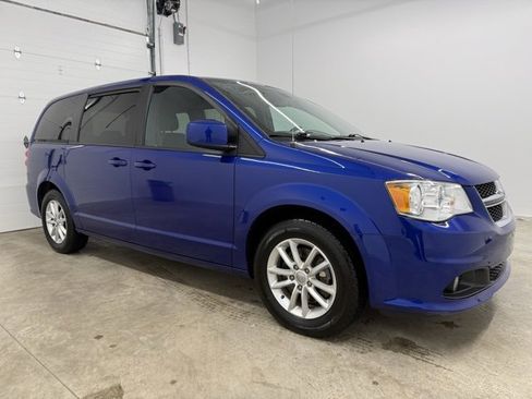 Used 2020 Dodge Grand Caravan SE image 3