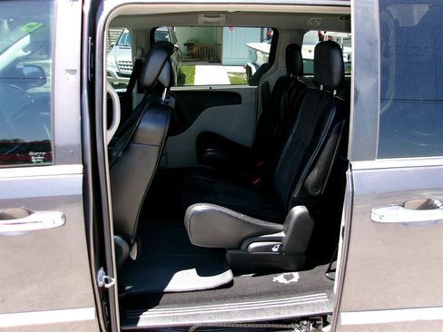 Used 2015 Chrysler Town & Country Limited FWD image 15