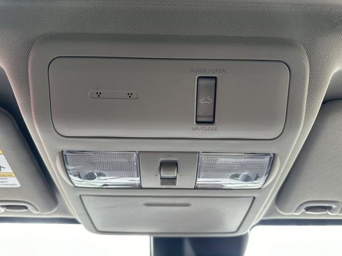Used 2024 Nissan Frontier SL w/ Technology Package RWD image 19