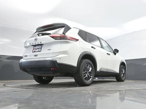 Used 2024 Nissan Rogue S AWD/4WD image 40