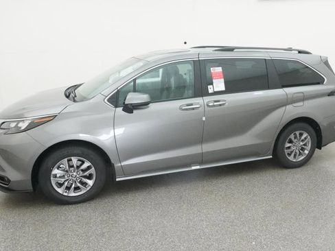 New 2026 Toyota Sienna XLE image 5