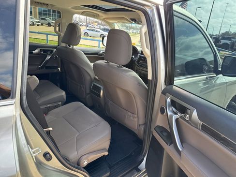 Used 2022 Lexus GX 460 Premium w/ Accessory Package image 13
