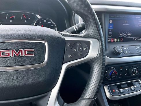 Used 2023 GMC Acadia SLE image 19