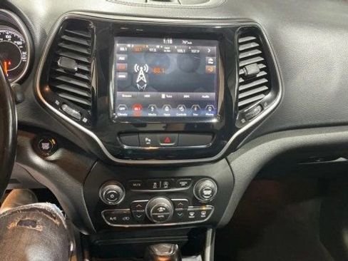 Used 2019 Jeep Cherokee Limited image 17