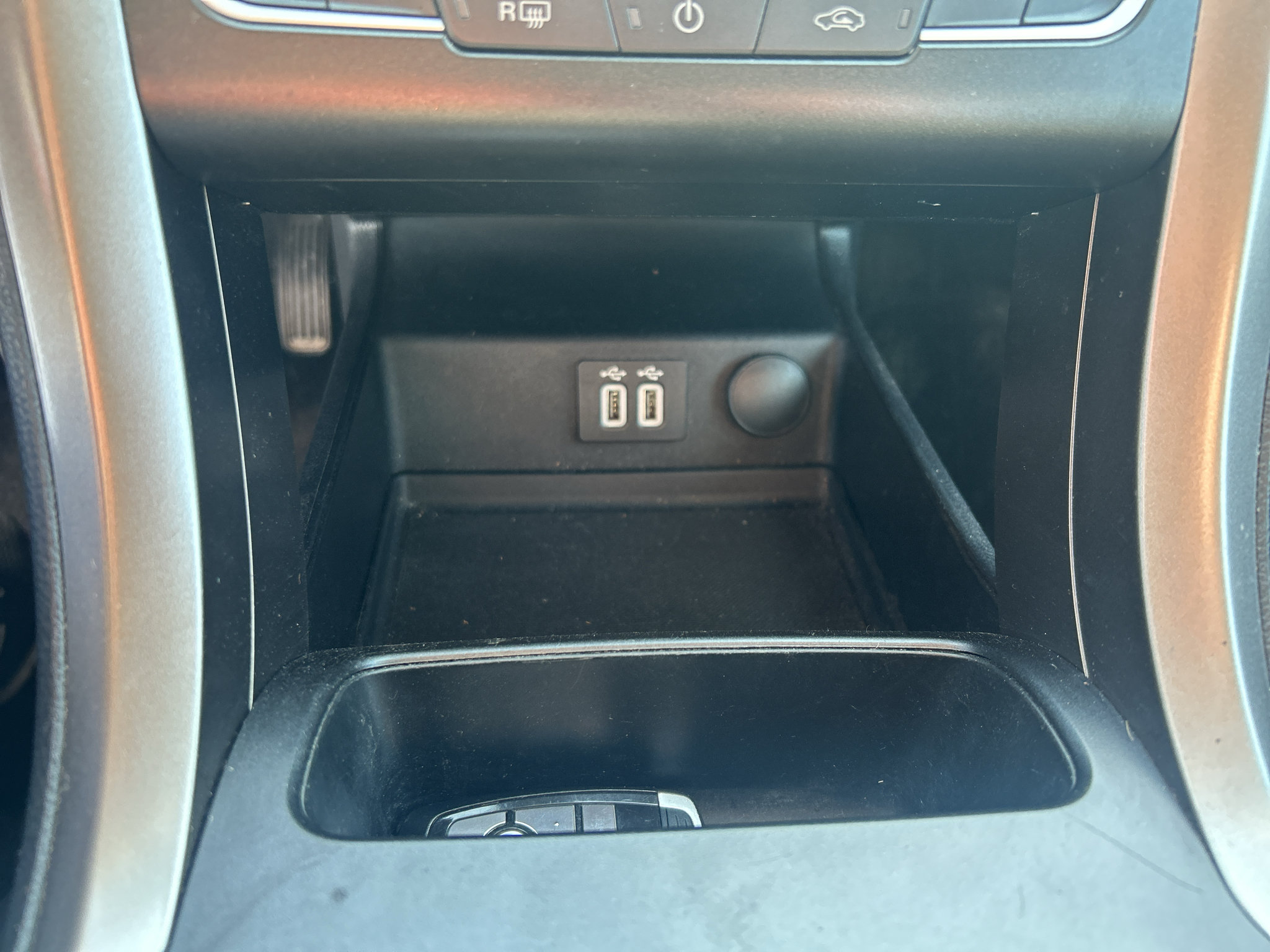 Used 2020 Ford Fusion SE FWD image 16