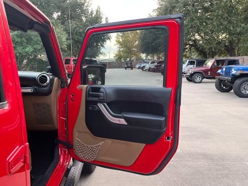 Used 2013 Jeep Wrangler Unlimited Rubicon image 28